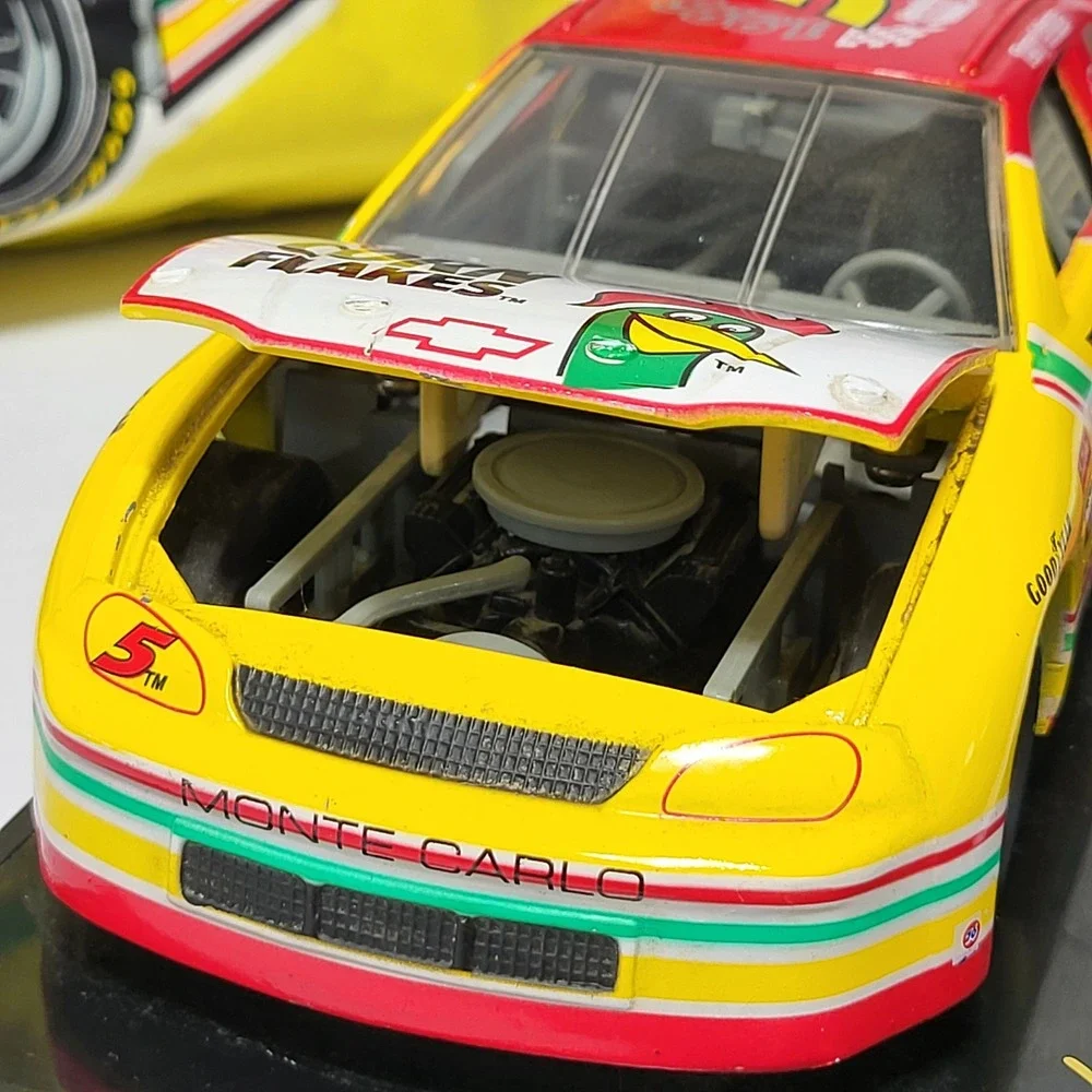Terry Labonte 1996 Kellogg's 5 Diecast 1:24 Car and Duffle Bag Racing Champions